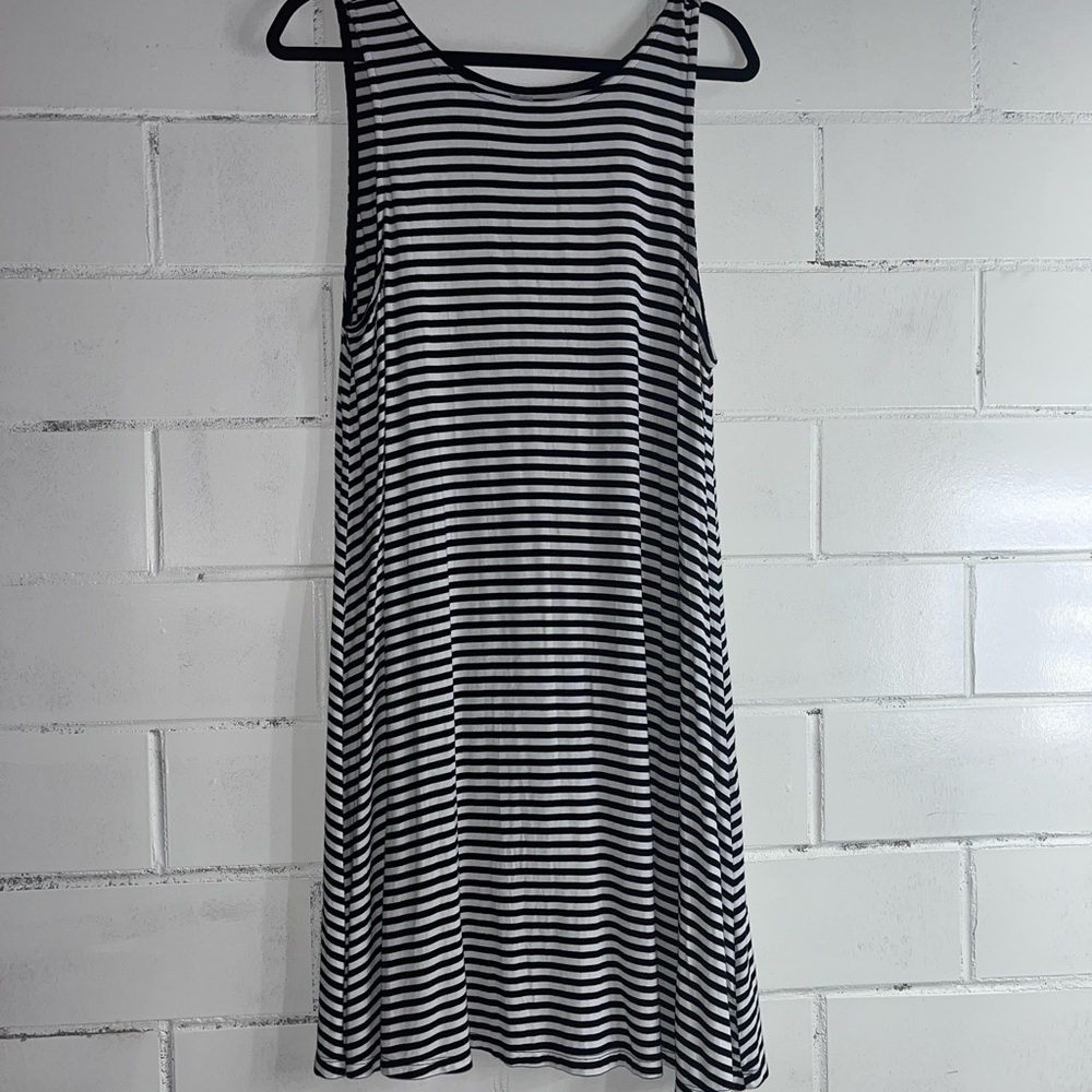 Really cute midi dress! Super flattering